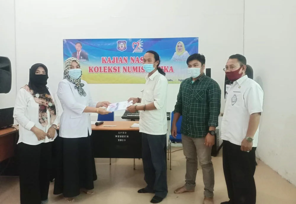 Penyerahan Naskah Kajian Koleksi Numismatika dan Geologika oleh Tim pengkaji