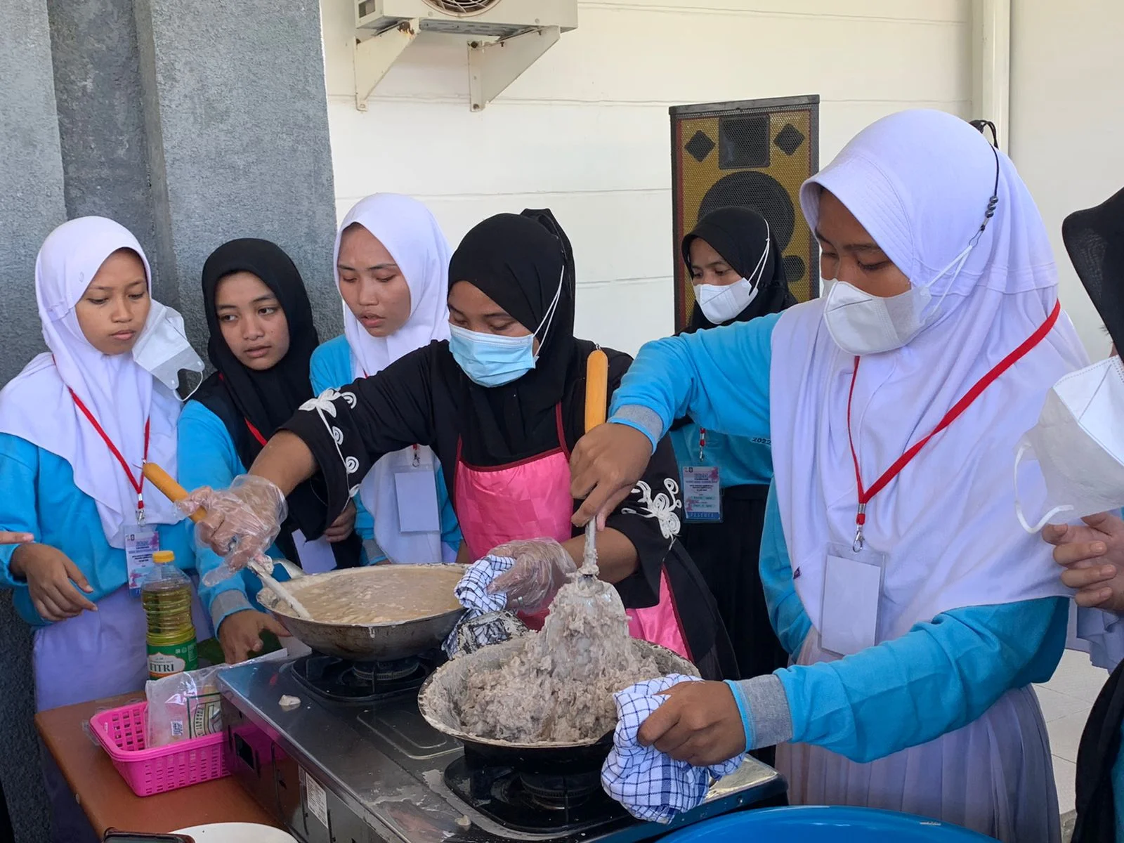 Hari Ketiga BBM Museum Ajak Siswa belajar membuat Makanan Khas "Ilabulo"