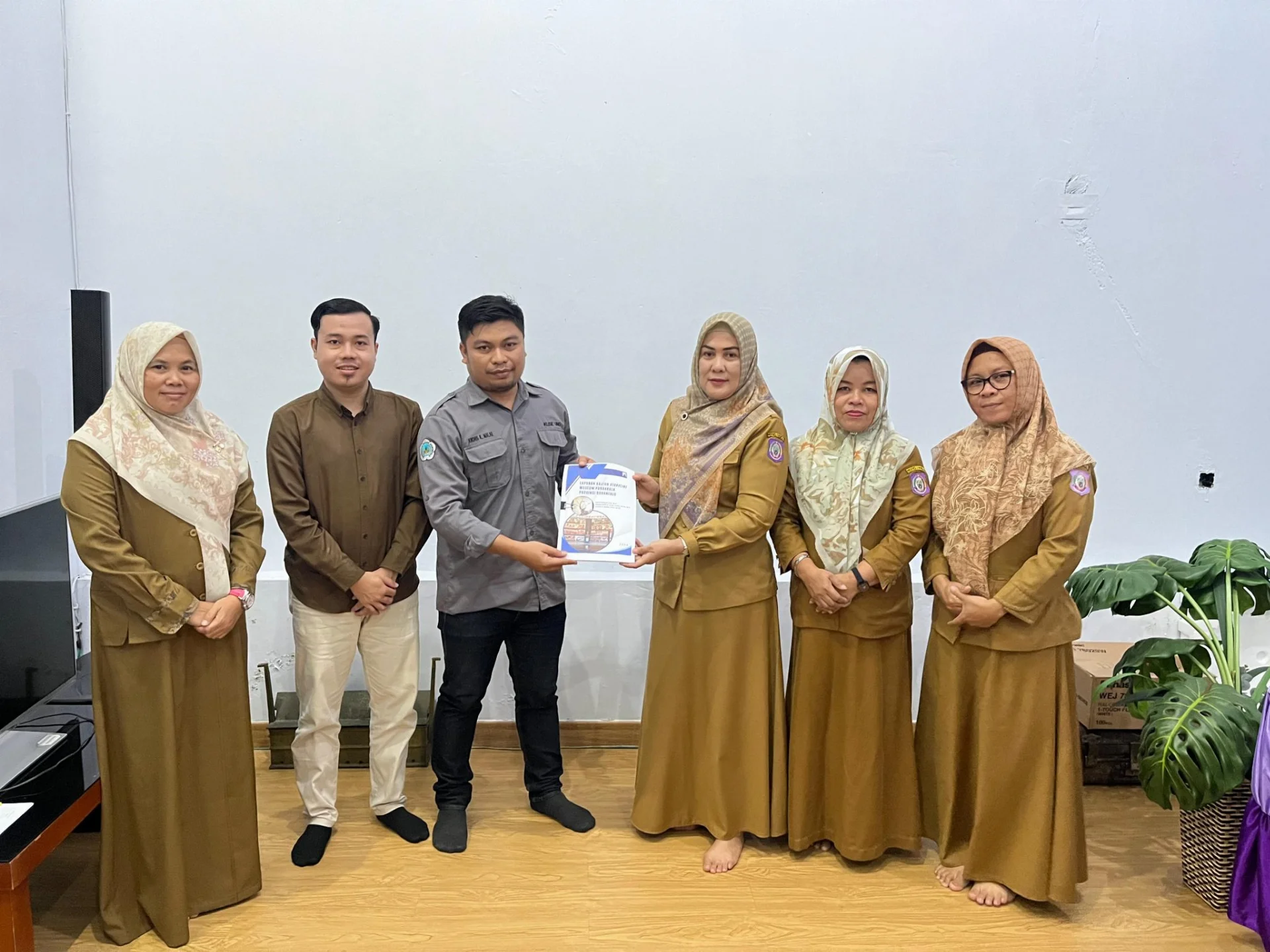 Penyerahan Naskah Kajian Storyline Oleh Tim Pengkaji Ke Museum