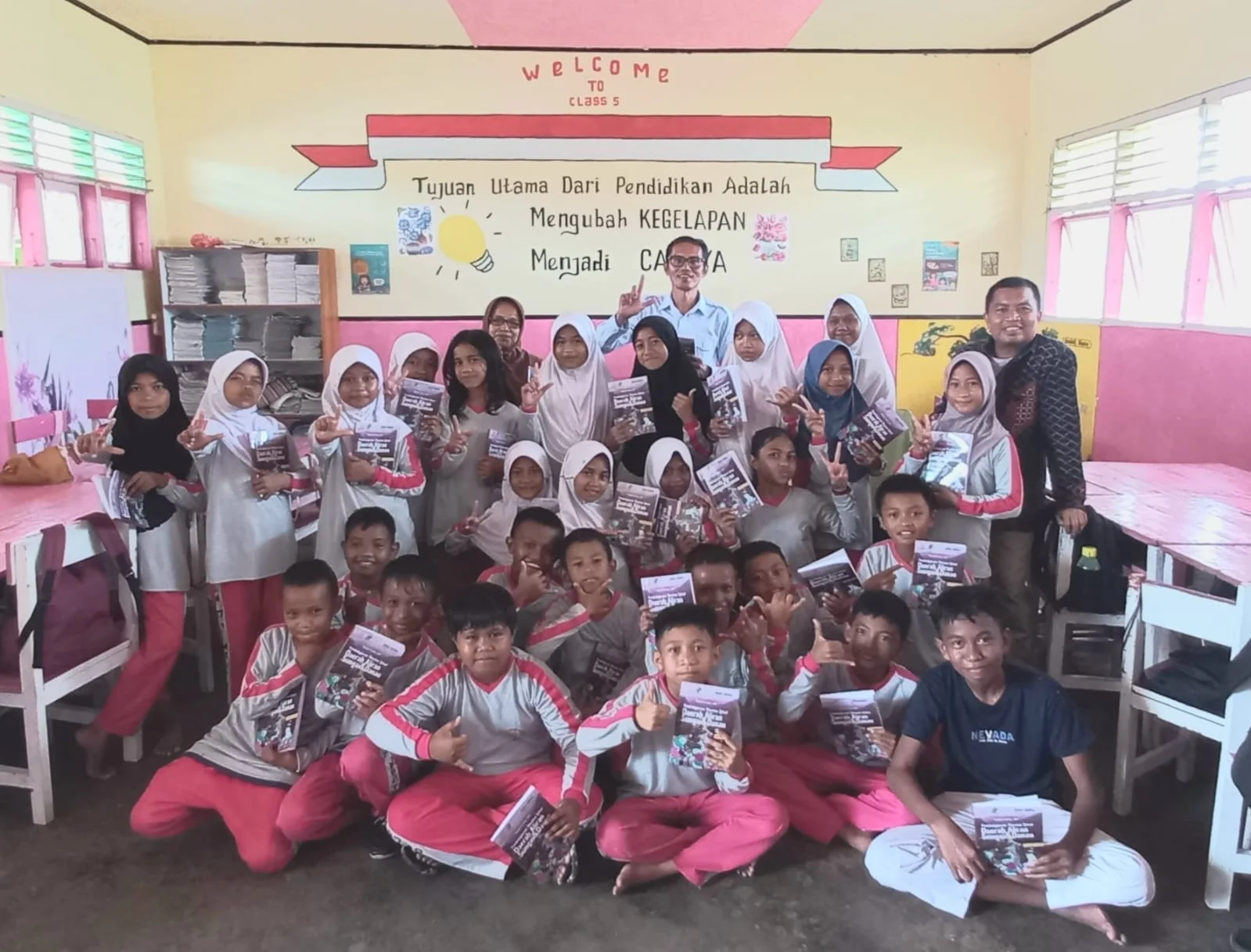 Forum DAS Gorontalo Distribusikan Buku Mulok DAS & Danau di Sekolah Dasar