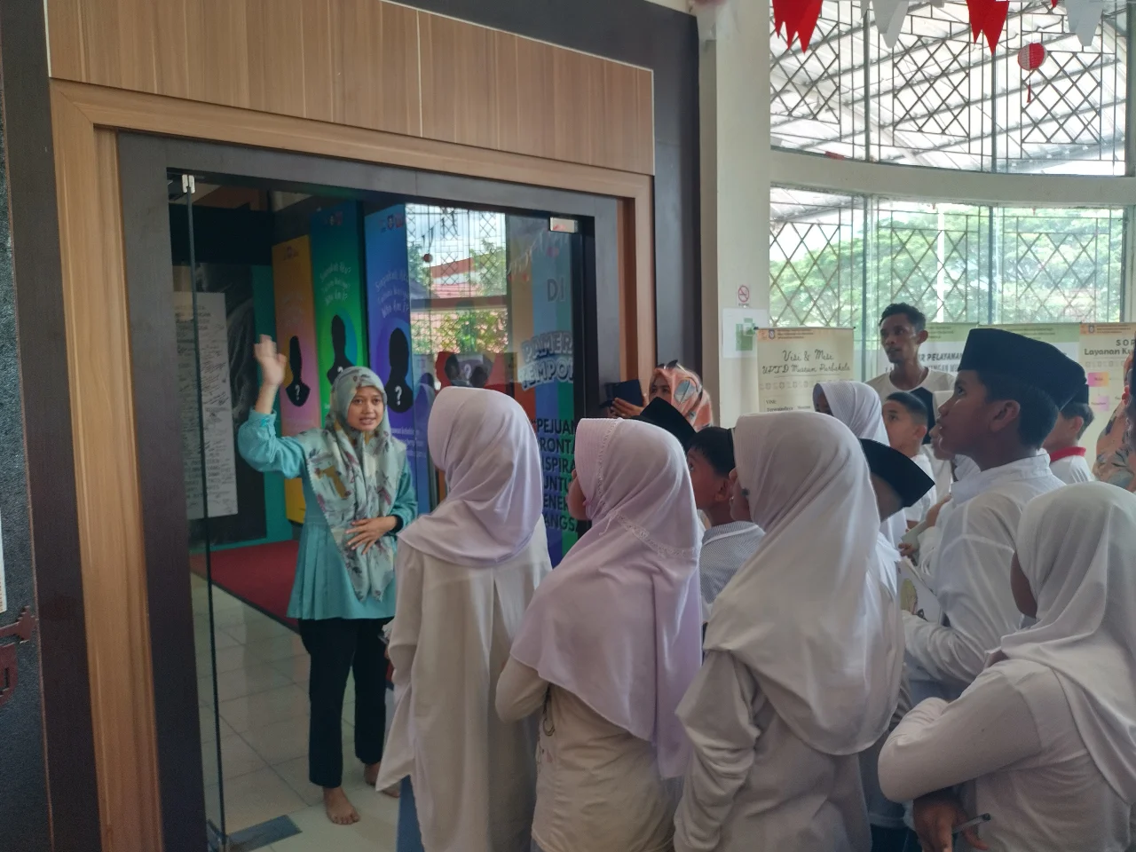 Generasi Muda Belajar Sejarah, MIN 2 Kabupaten Gorontalo dan SMA Negeri 3 Wonosari Kunjungi Museum Provinsi Gorontalo