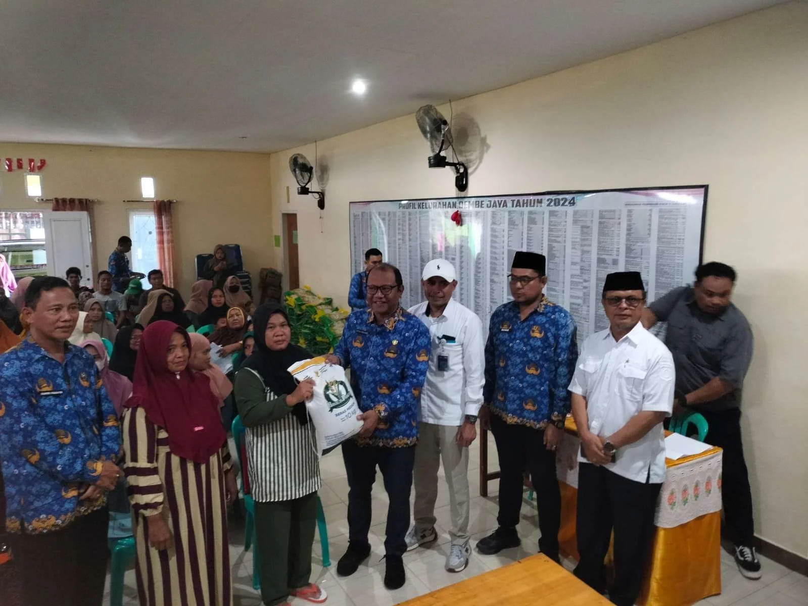 Ratusan Warga Dembe Jaya Terima Bantuan Pemprov Gorontalo