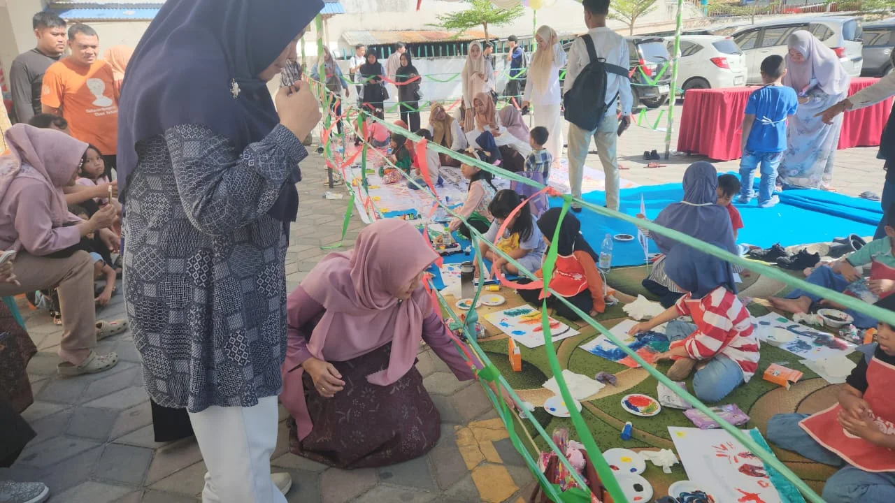 Kadis PPPA Tinjau Lomba Mewarnai Anak di Halaman Masjid Darul Arqam