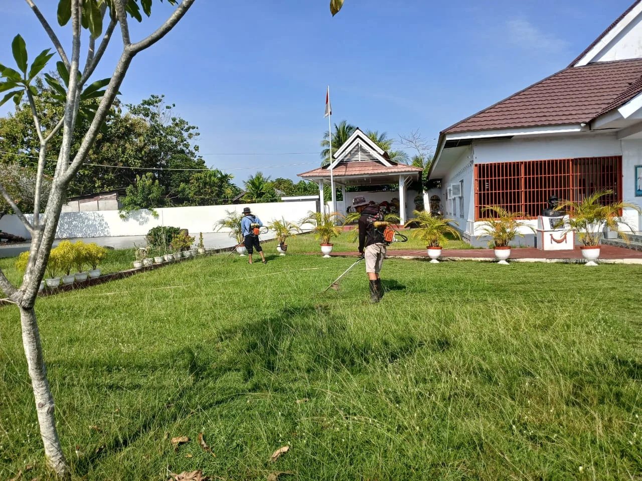 Jelang Peringatan Hari Patriotil 23 Januari, Dinsos Lakukan Pembersihan Dilokasi Makam Pahlawan Nani Wartabone