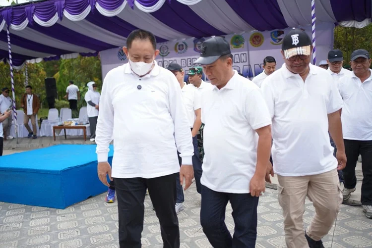 Pegawai Biro PBJ Gorontalo Bersih-bersih Lingkungan Bersama Gubernur