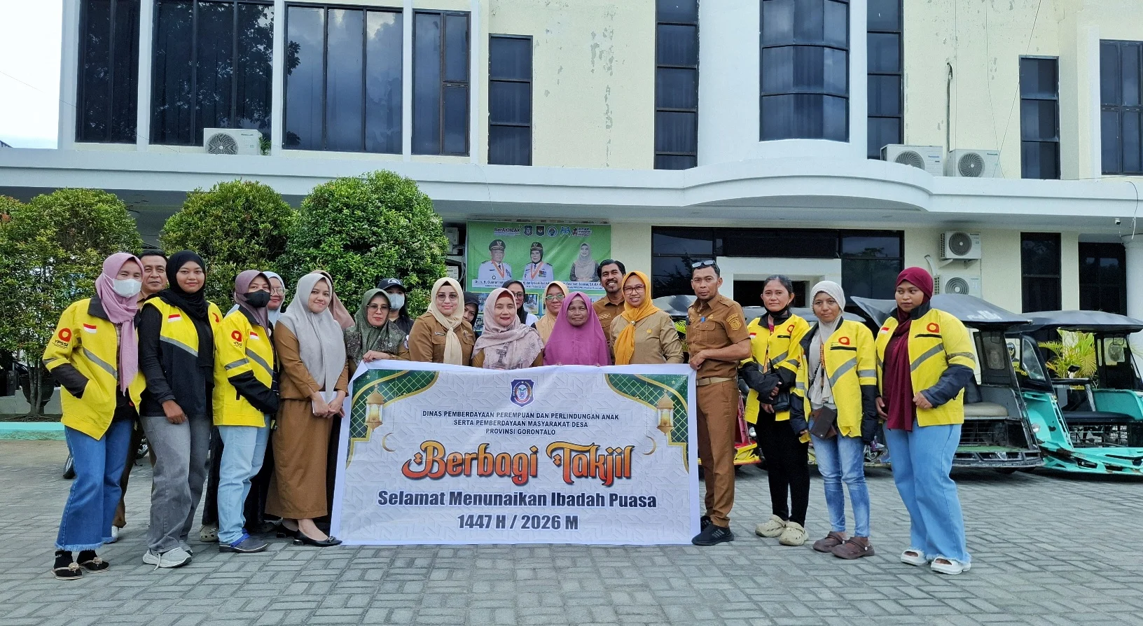 Ojek Online Perempuan Jadi Prioritas Pembagian Takjil DPPPA-PMD Provinsi Gorontalo
