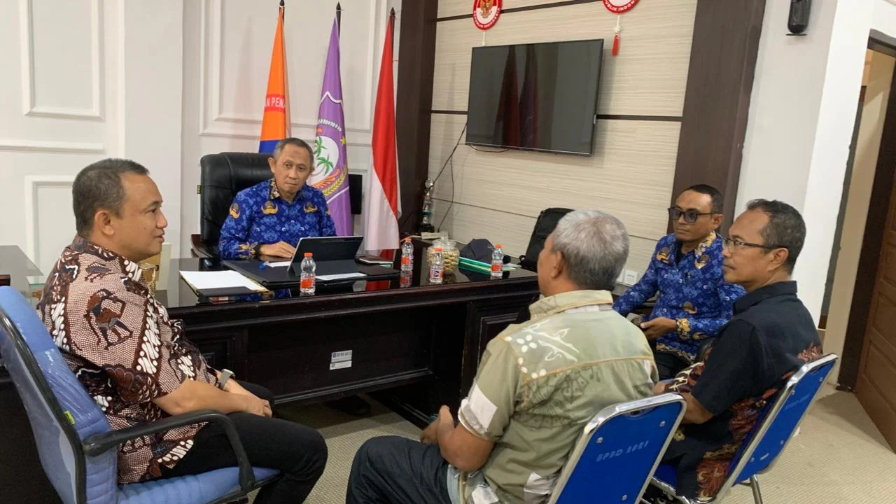 Koordinasi BPBD-PUPR Gorontalo Bersama BPJN Bahas Jalan Amblas di Pulubala Akibat Longsor