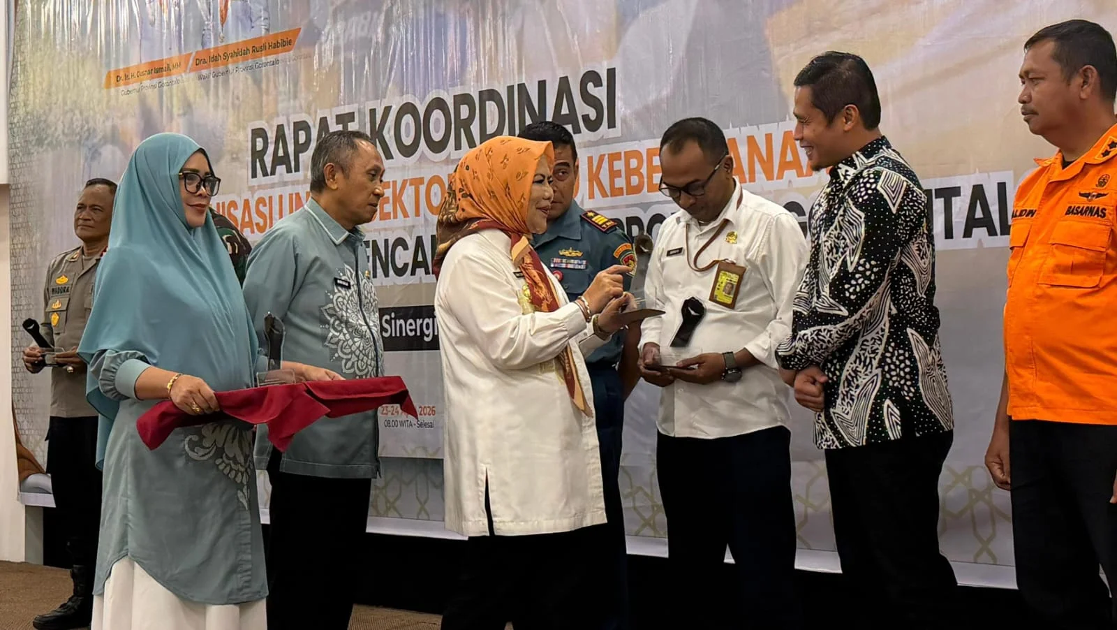 Wagub Serahkan Plakat Apresiasi kepada Lintas Sektor Penanggulangan Bencana di Rakor BPBD Gorontalo