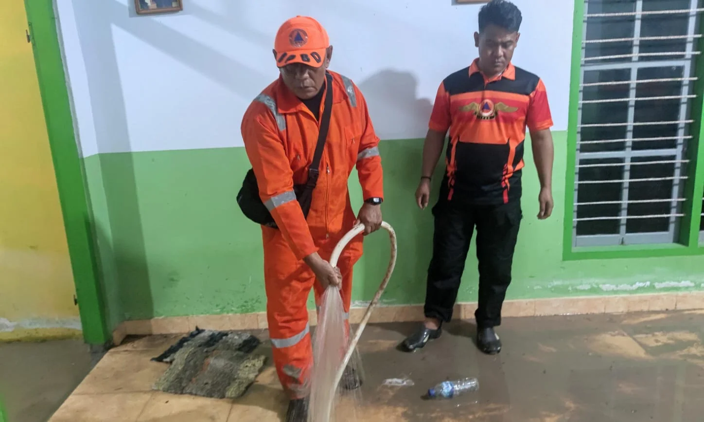 BPBD Provinsi Gorontalo Gercep Turun Langsung Bersihkan Rumah Warga Terdampak Banjir