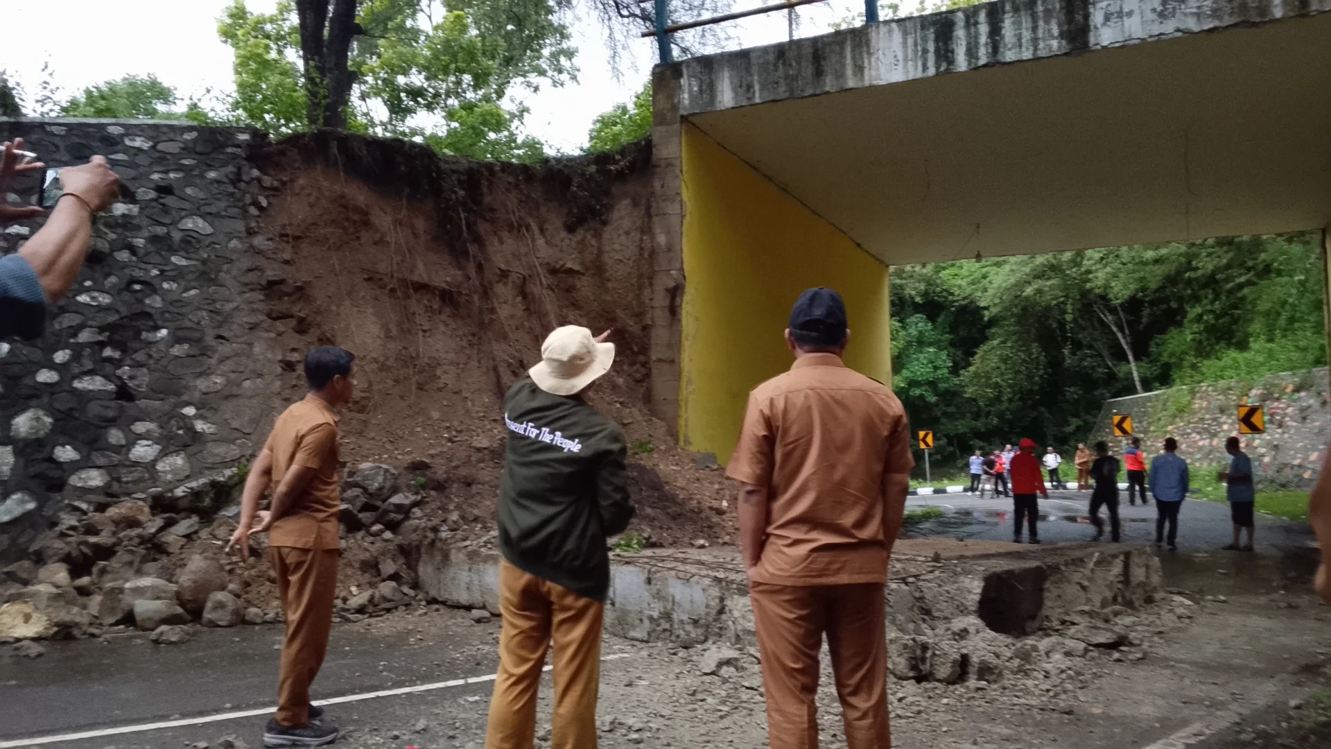 BPBD Turun Langsung Cek Longsor di Jalan Menuju Kantor Gubernur Gorontalo