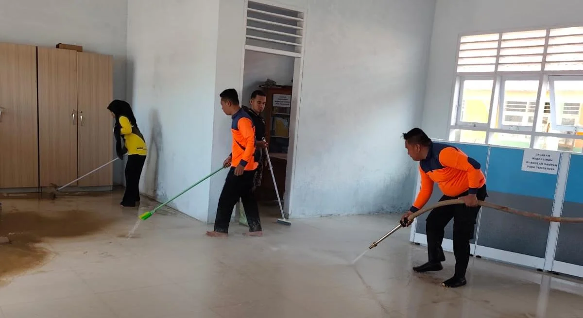 TRC BPBD Provinsi Gorontalo Bantu Bersihkan Rumah Warga-Fasilitas Umum Terdampak Banjir di Gorontalo Utara