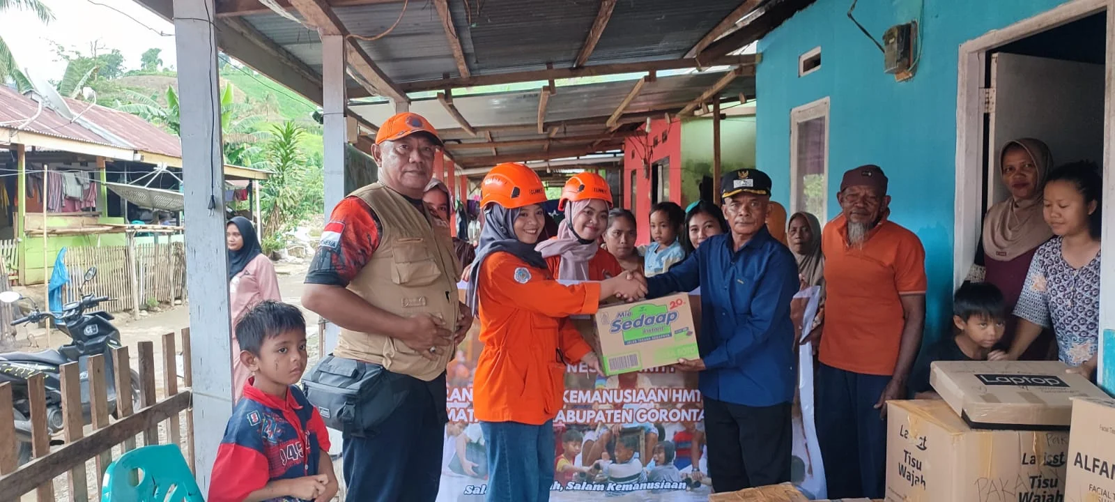 Sinergi Tanggap Bencana: BPBD Provinsi Gorontalo dan UNG Salurkan Bantuan ke Lokasi Banjir Bandang Biau