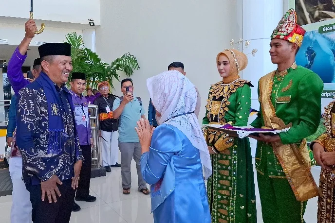 Bupati Gayo Lues Disambut Adat Mopotilolo Saat Tiba di Gorontalo untuk Hadiri PENAS XVII