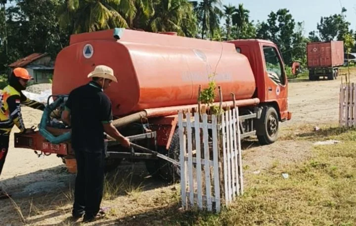 Antisipasi Musim Kemarau, BPBD dan DLHK Provinsi Gorontalo Bersinergi Rawat Tanaman di Jalur GORR