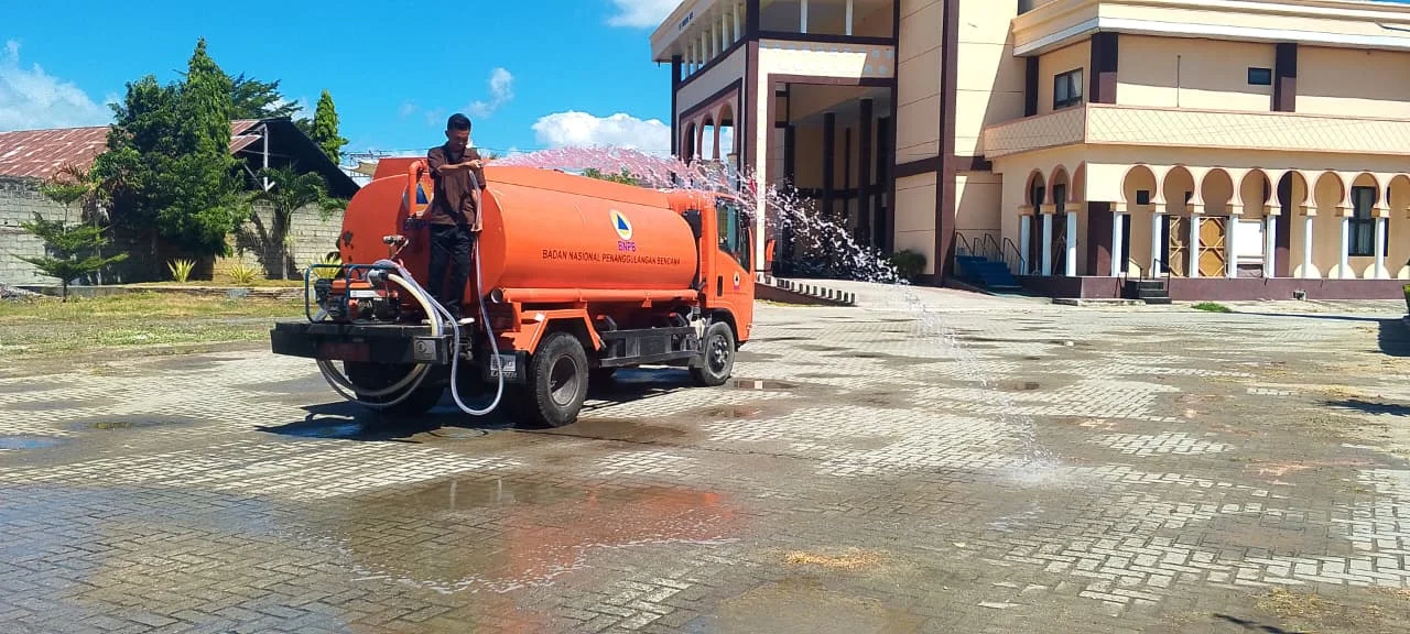 Jelang HUT RI ke-81, BPBD Gorontalo Siram Lapangan Mess Haji Demi Kelancaran Latihan Paskibraka