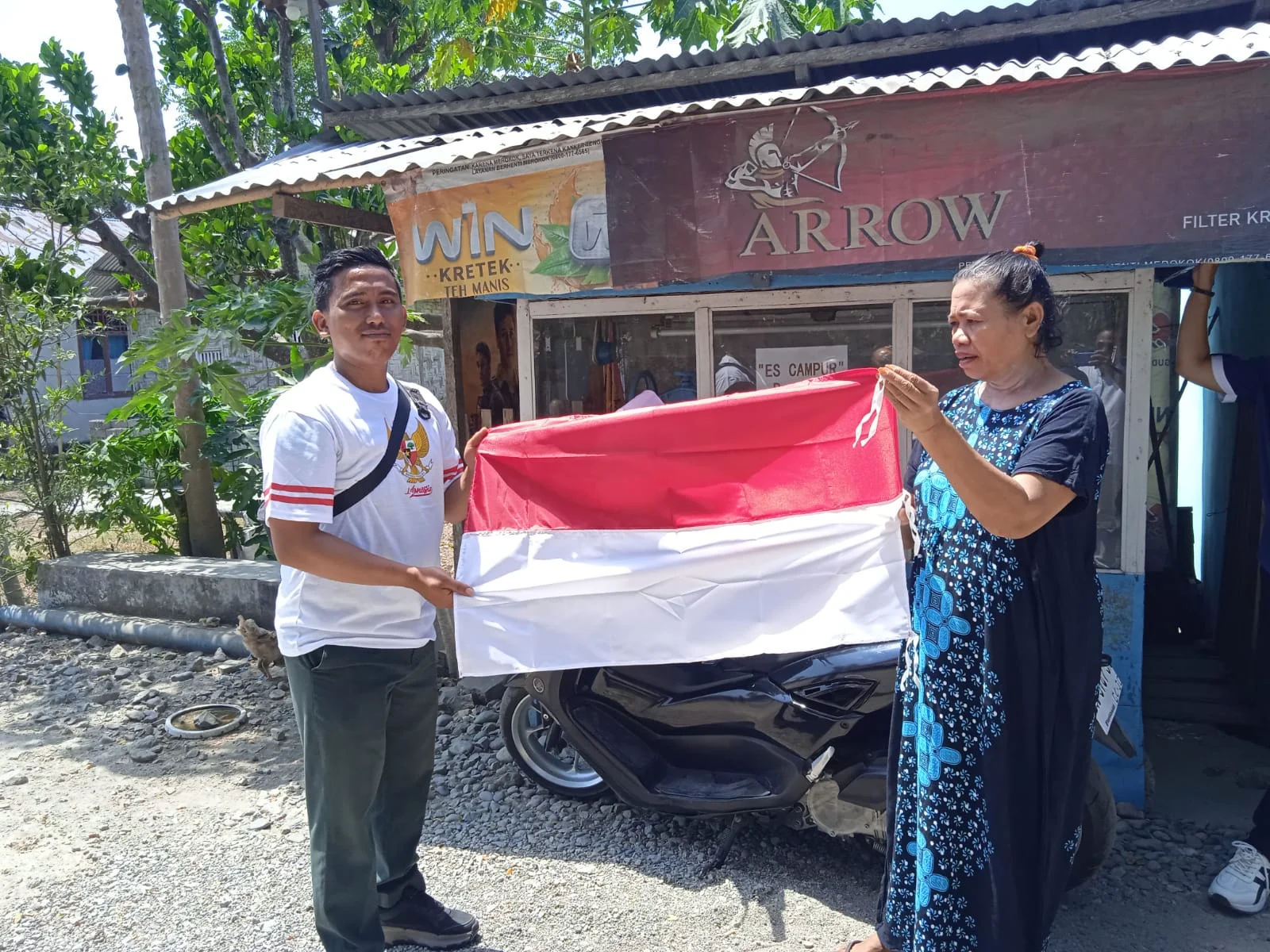 Gelorakan Semangat Kemerdekaan, BPBD Gorontalo Bagikan Bendera Merah Putih untuk Warga Tamalate