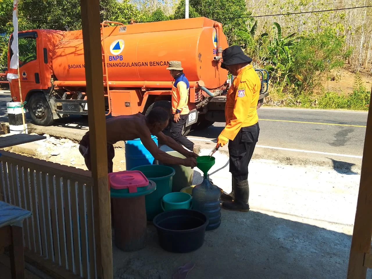 Peduli Warga di Tengah Kemarau, BPBD Gorontalo Distribusikan Air Bersih di Tomilito Gorut