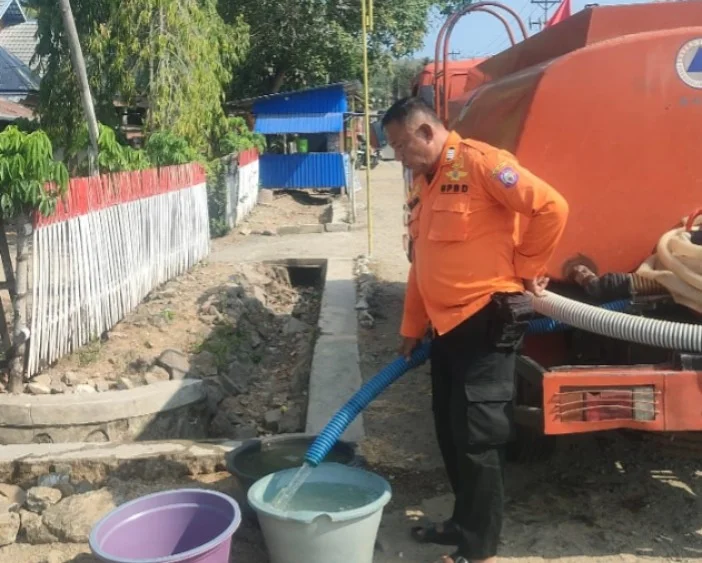 BPBD Gorontalo Distribusikan 10 Ribu Liter Air Bersih untuk Warga Terdampak Kekeringan di Boliyohuto
