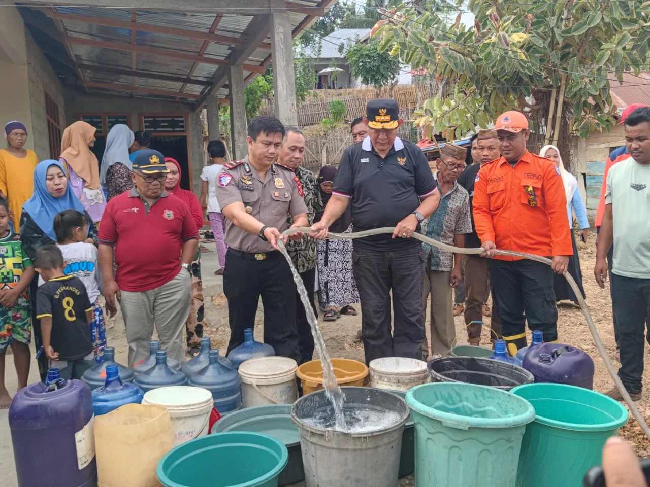 Atasi Kekeringan, Pemprov Gorontalo Salurkan Air Bersih dan Tandon untuk Warga Bongohulawa