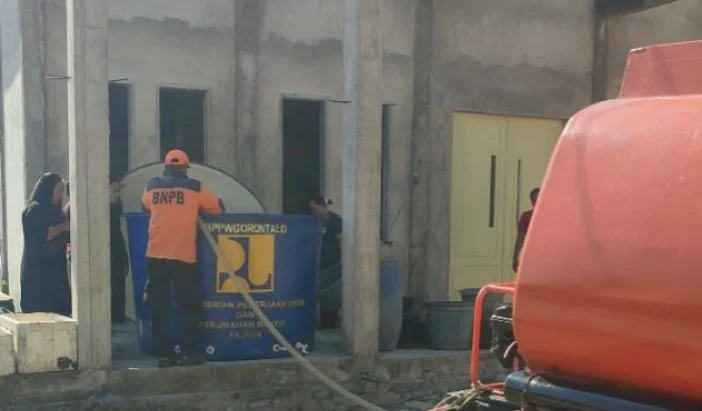 Bantu Warga Terdampak Kekeringan, BPBD Gorontalo Distribusikan 30 Ribu Liter Air di Tongo