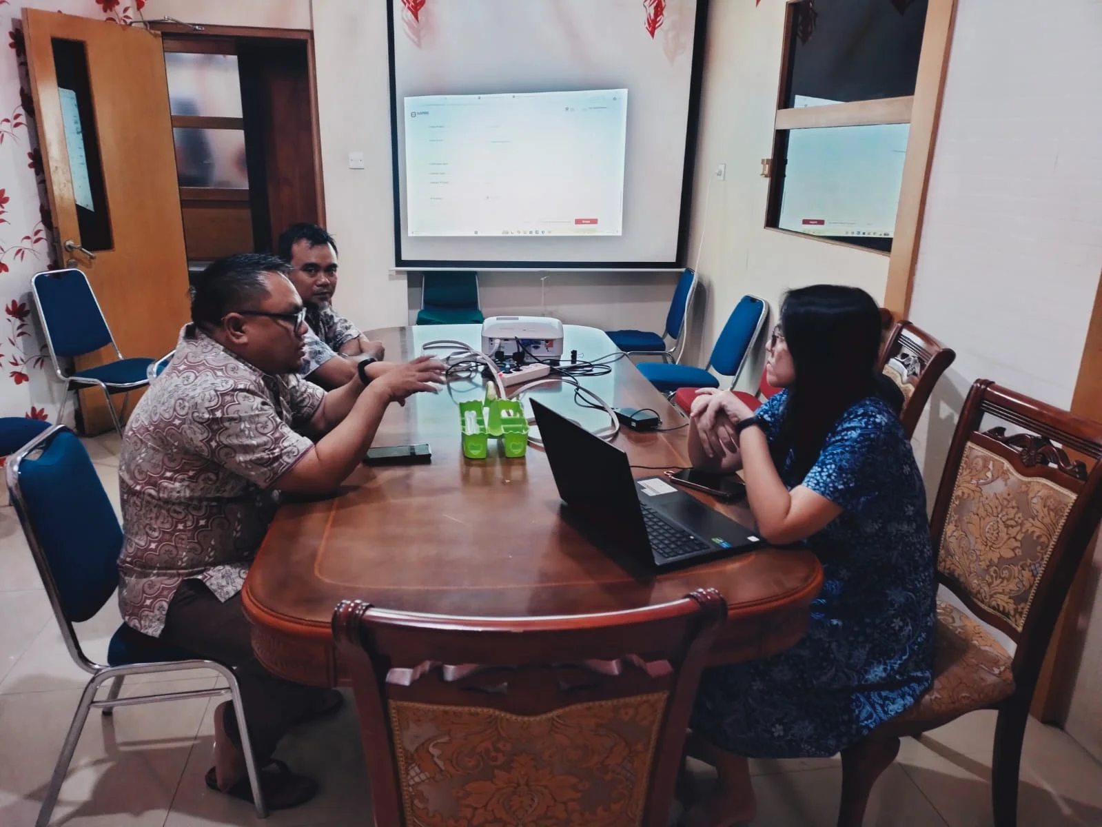 Optimalkan Layanan Pengadaan Digital, Biro PBJ Setda Prov. Gorontalo Dampingi Manajemen Hulontalo Ballroom Mendaftar INAPROC dan E-Katalog
