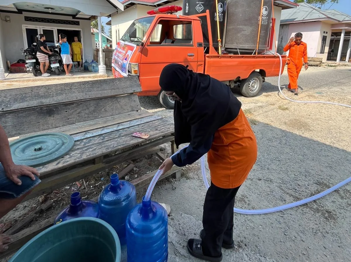 Tak Kenal Lelah, Wanita Hebat BPBD Gorontalo Salurkan Air Bersih untuk Warga Tilango