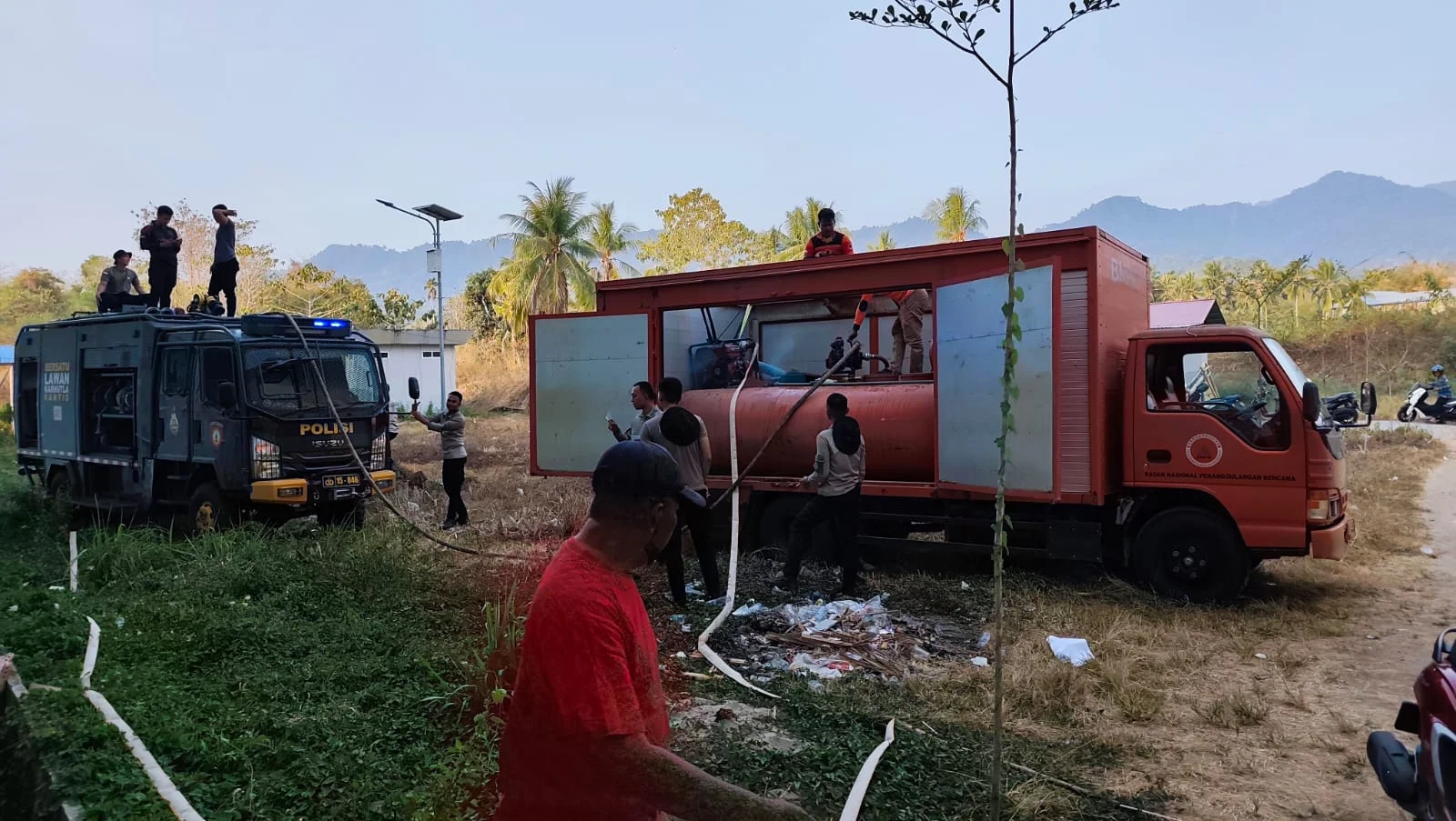 BPBD Gorontalo Suplai Air untuk Penanganan Kebakaran Lahan di Kompleks Kampus IV UNG