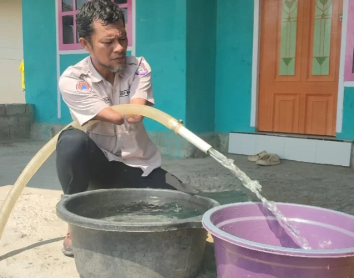 Keterbatasan Fisik Bukan Penghalang, BPBD Gorontalo Salurkan Air Bersih untuk Warga Bone Pesisir