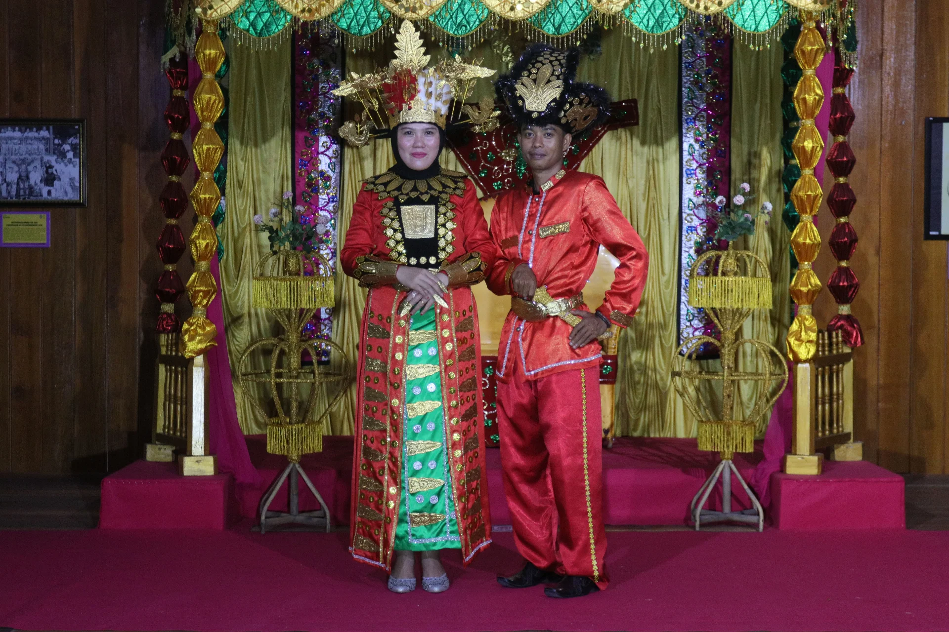 Baju Adat Wolimomo Merah