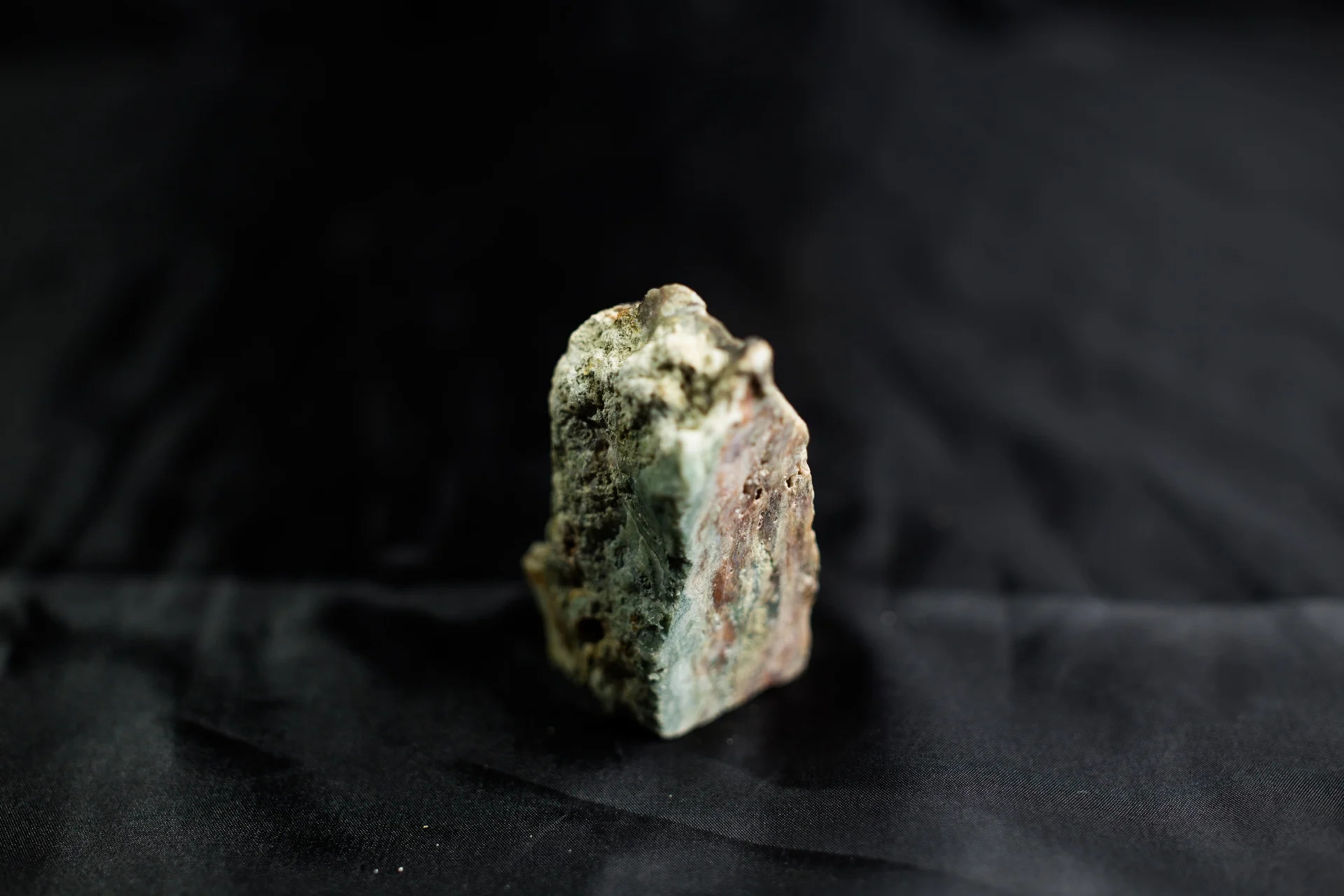 Silika dengan masa dasar kuarsa bercampur dengan mineral sulfida teroksidasi dan dan mineral malachite