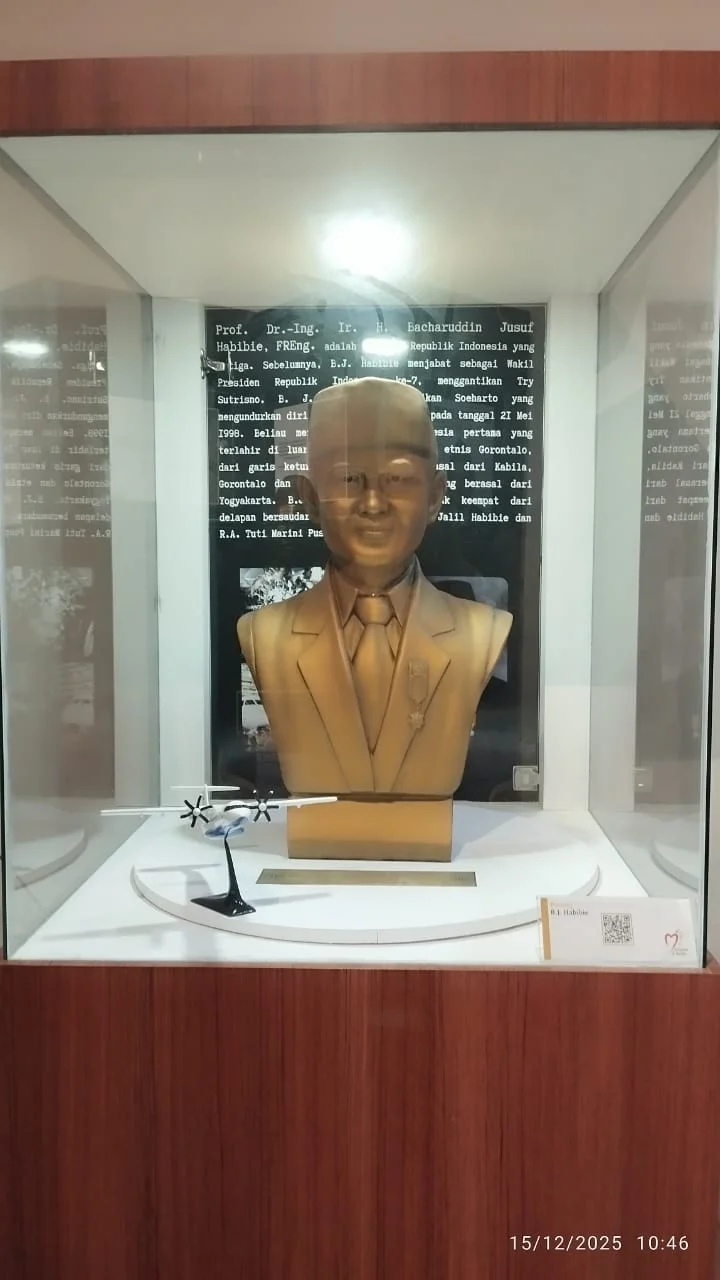 Foto Patung B.J Habibie 