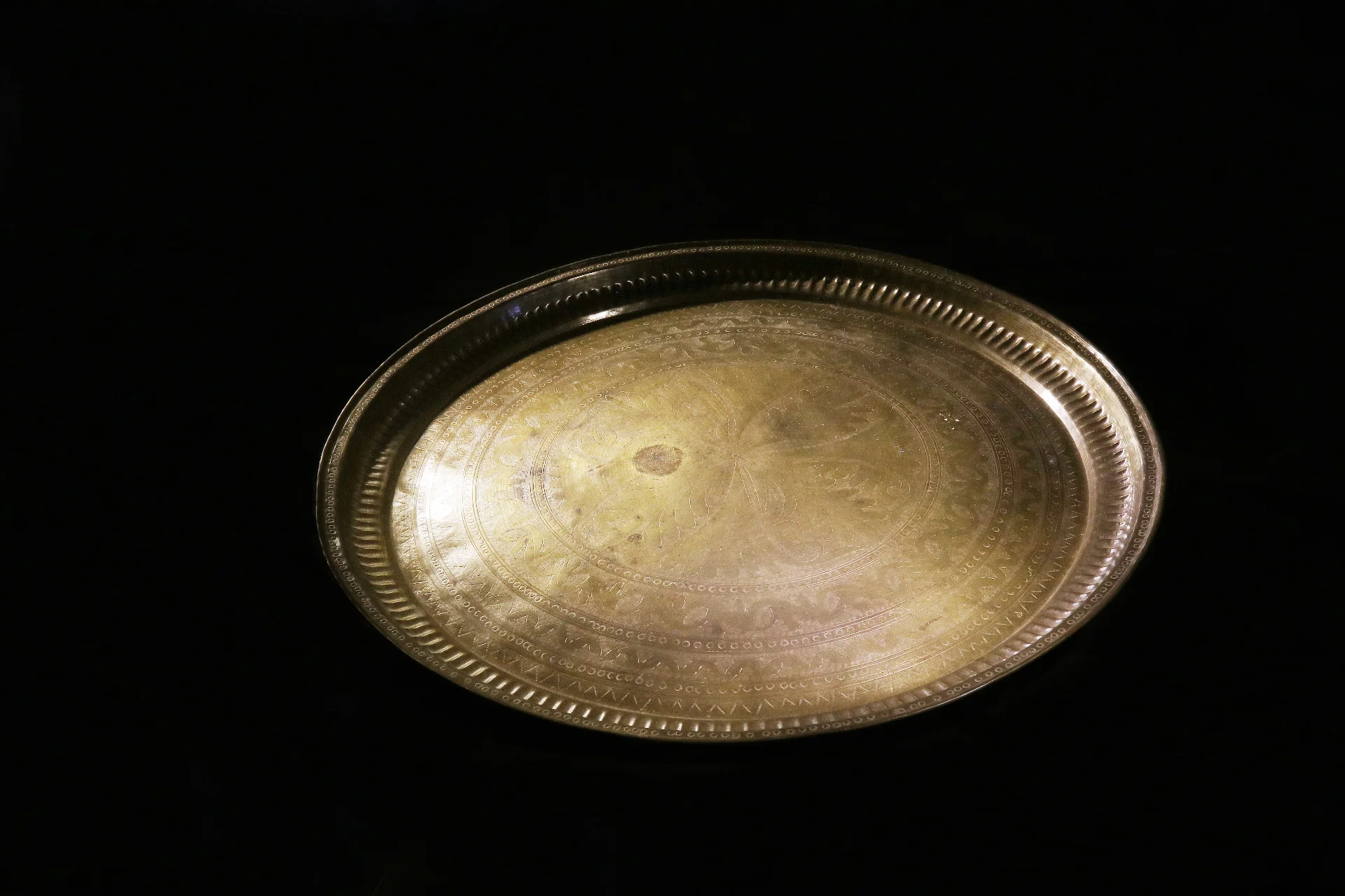 Nampan Kuningan Bulat