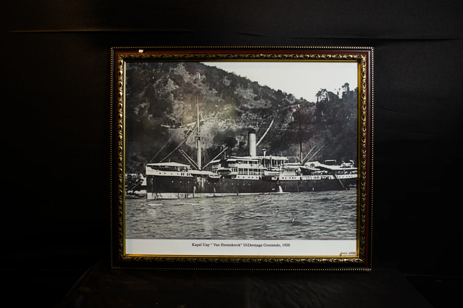 Foto Kapal Uap "Van Heemskerck" di Dermaga Gorontalo