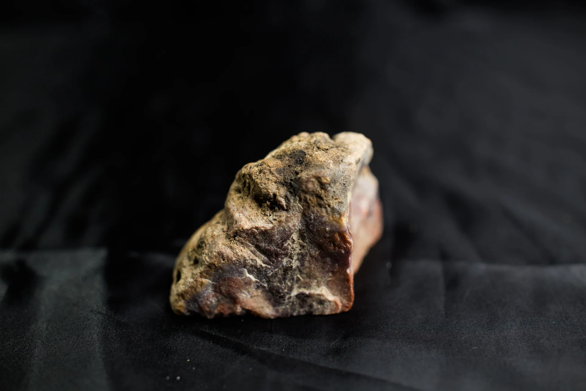 Silika dengan masa dasar kuarsa bercampur dengan mineral sulfida teroksidasi