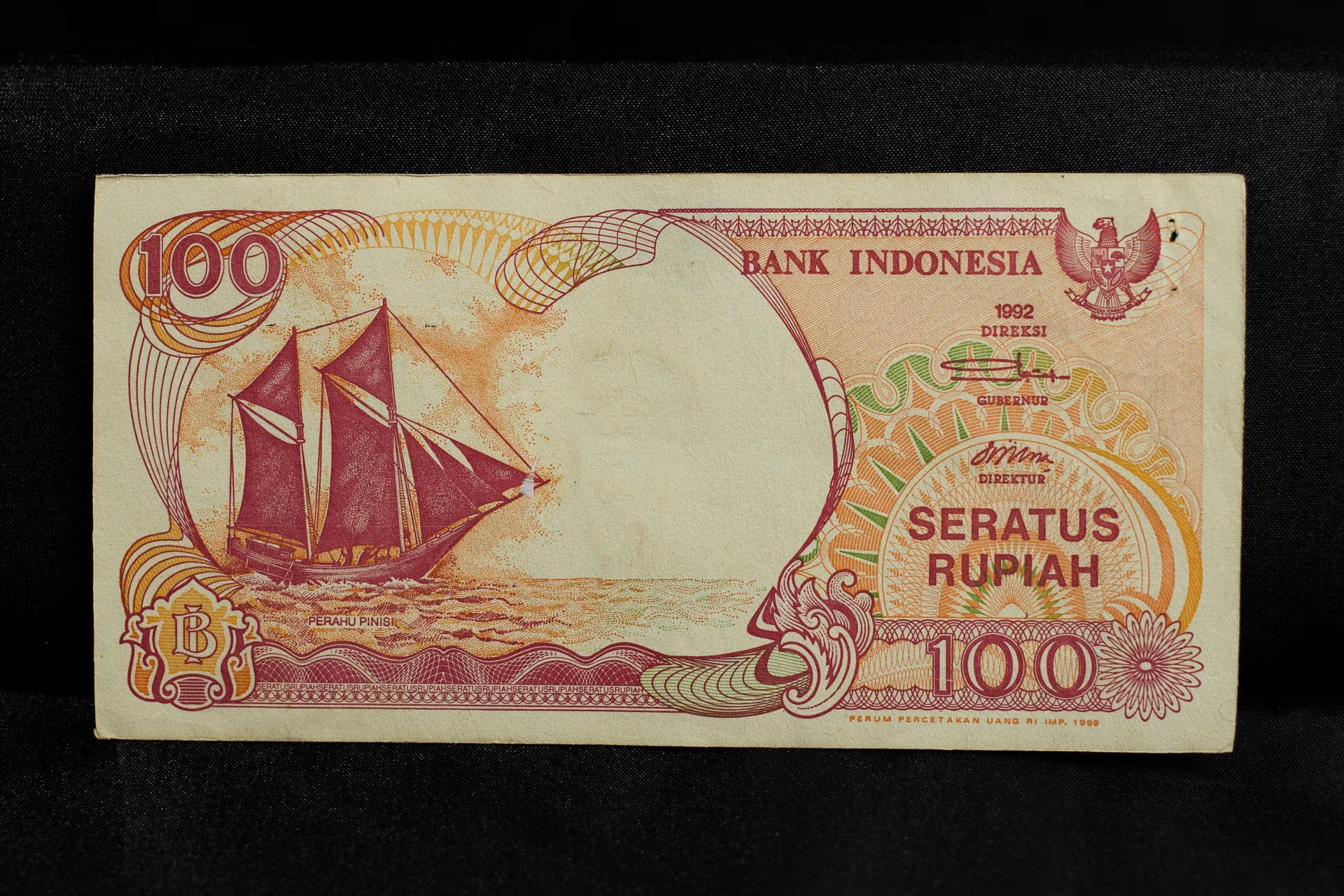Uang Kertas 100 Rupiah Tahun 1992 Bergambar Perahu Phinisi