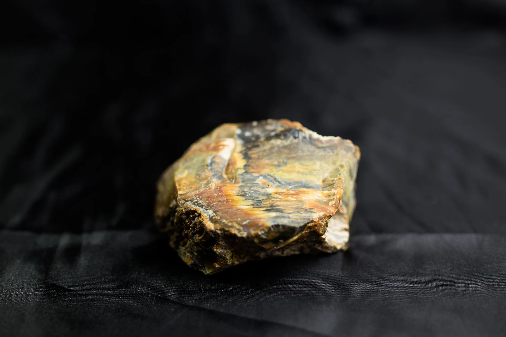 Silika dengan masa dasar kuarsa bercampur dengan mineral sulfida teroksidasi dengan tekstur berlapis