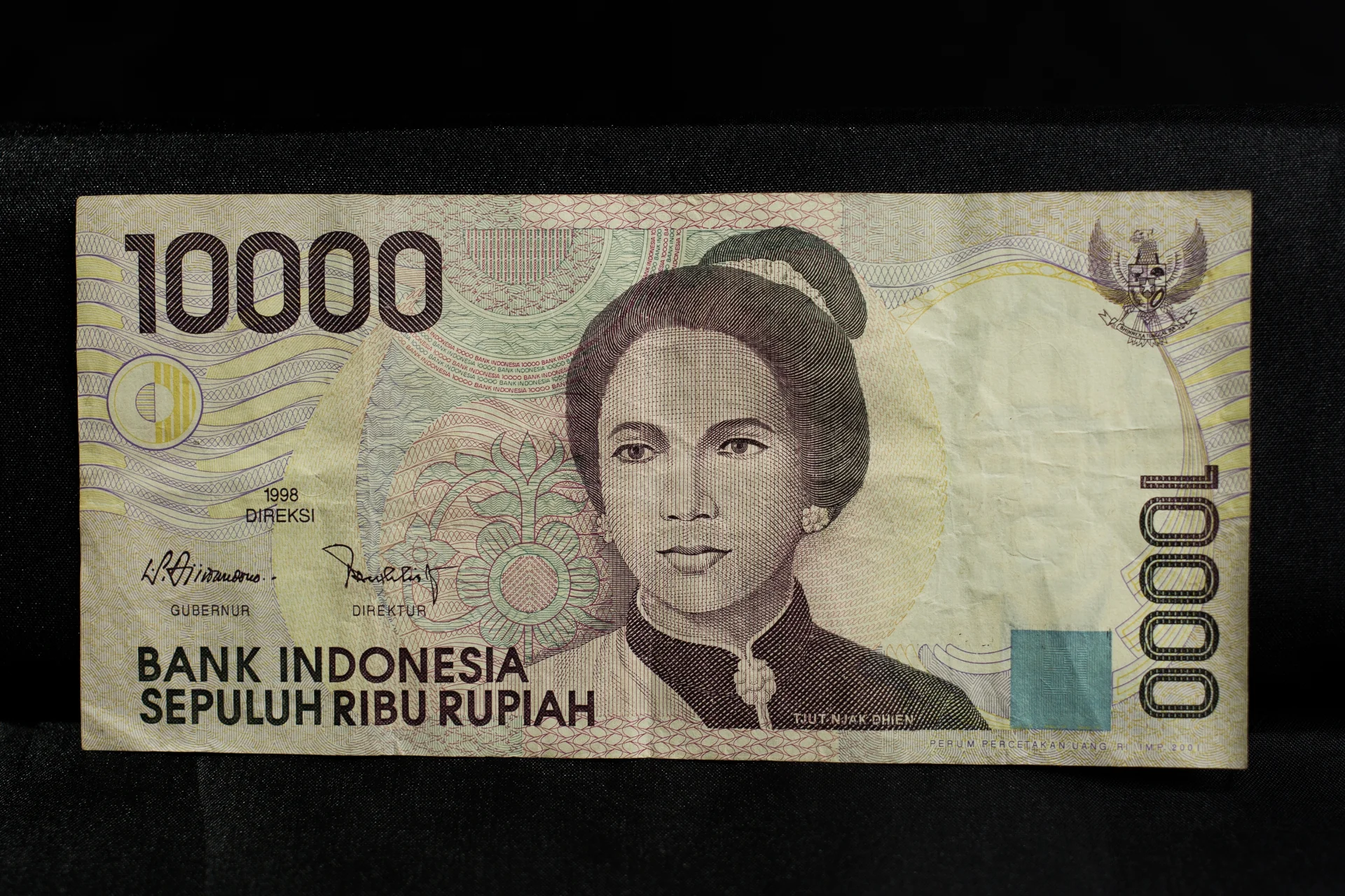 Uang Kertas 10.000 Rupiah Tahun 1998 Bergambar Tjut Njak Dhien  