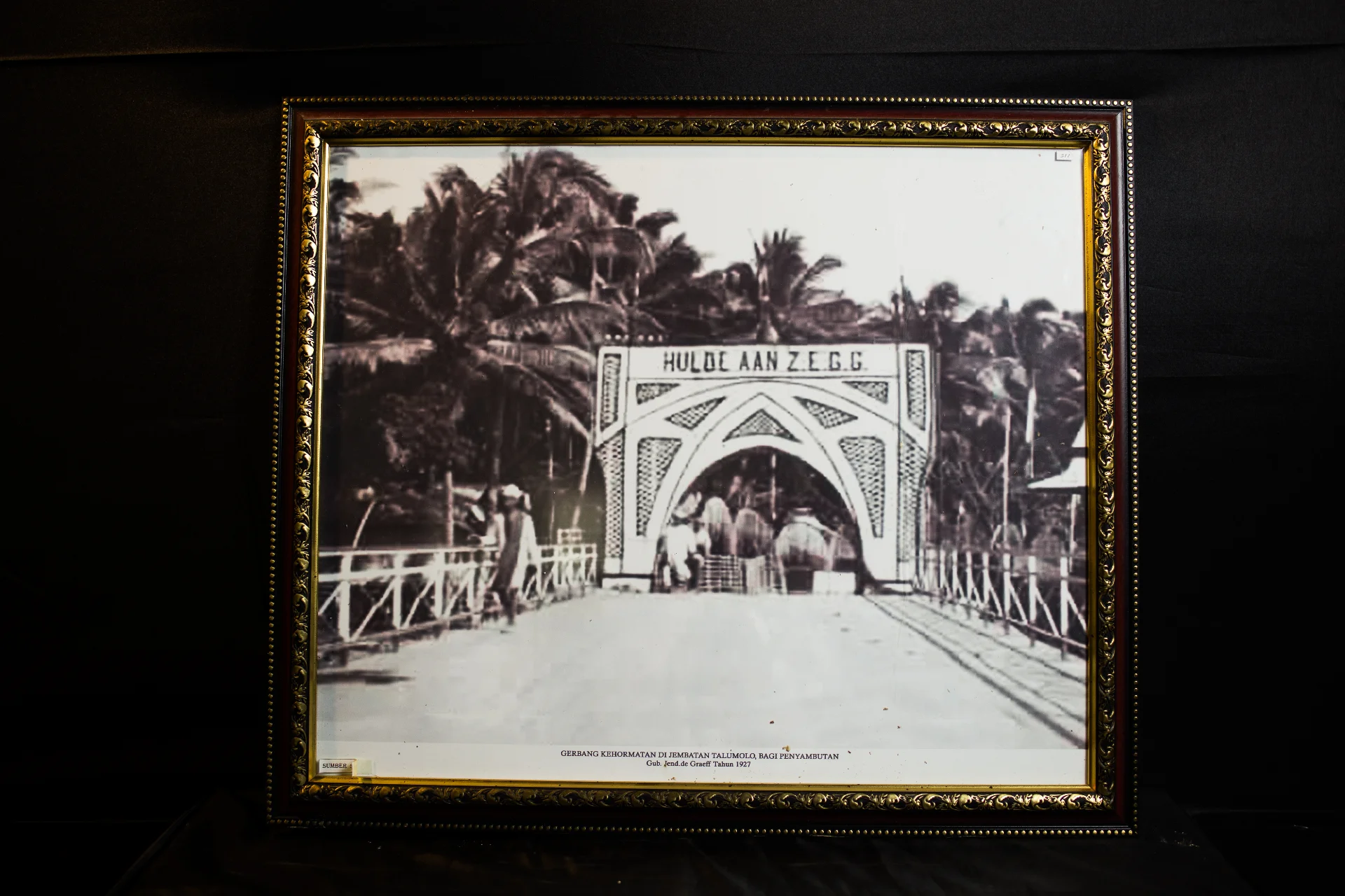 Foto Gerbang Kehormatan di Jembatan Talumolo 1927