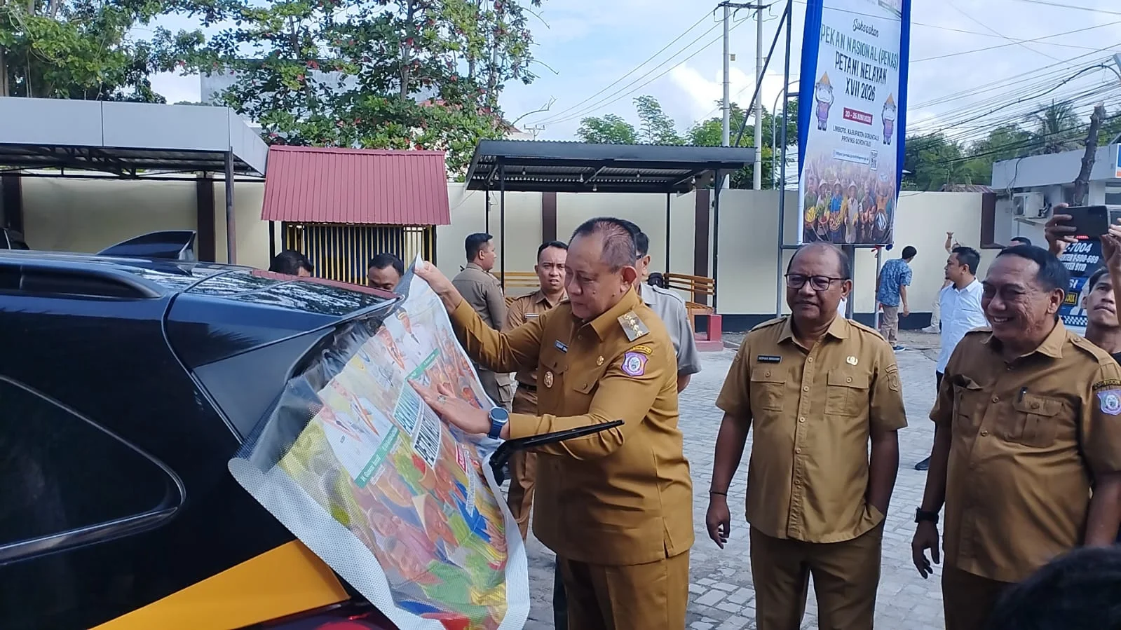Pemasangan Stiker Oneway Mobil Pada Kegiatan Launching Publikasi PENAS XVII tahun 2026