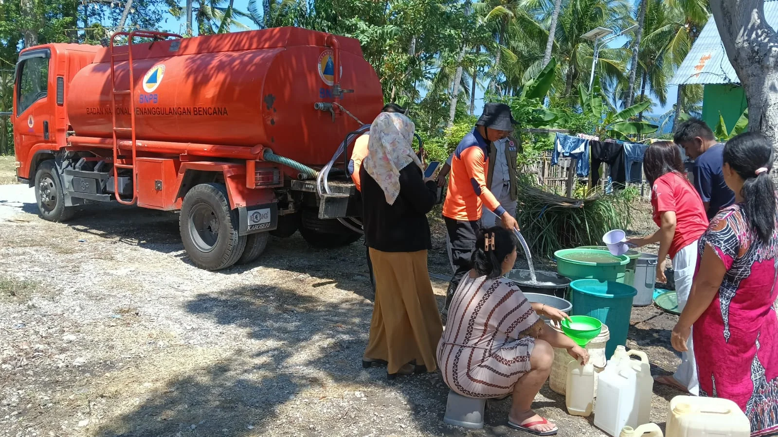 Penyaluran Air Bersih Untuk Warga Gorontalo