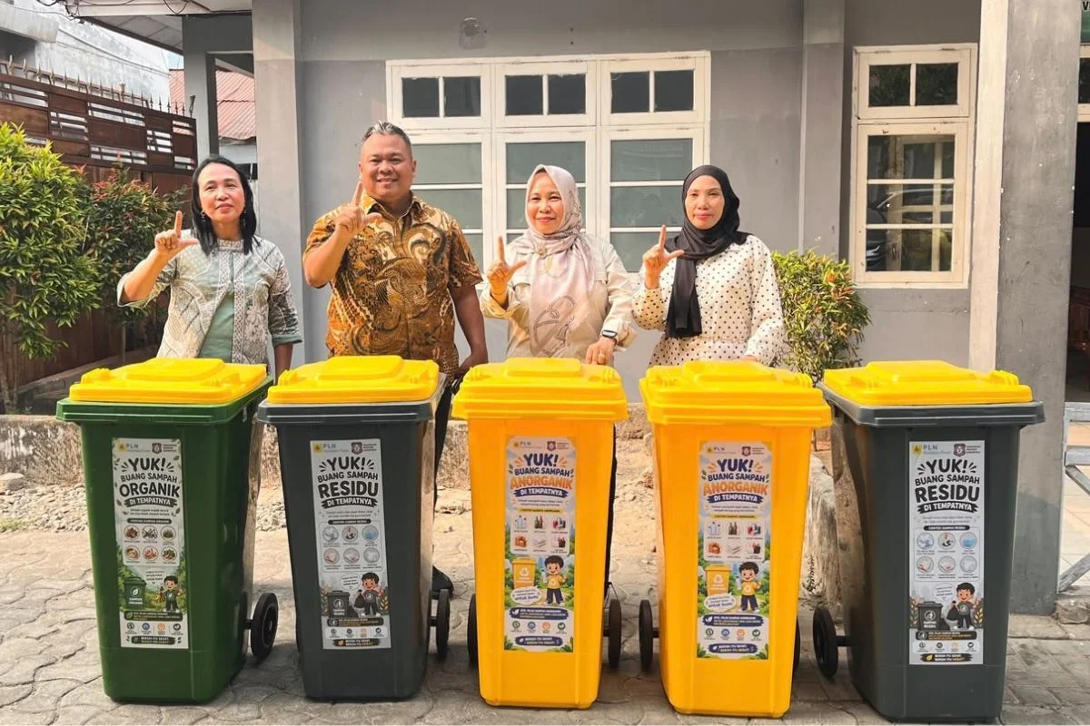 DLHK Gorontalo Dukung Kebersihan Pesisir Gentuma, Salurkan Bantuan Tempat Sampah