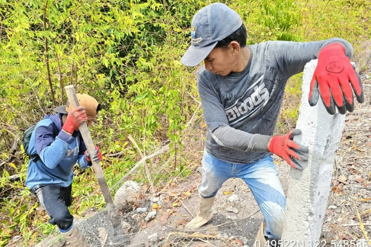 Menyusuri Medan Terjal, KPH V Boalemo dan BPKH XV Gorontalo Pasang Pal Batas Hutan Lindung Paguyaman