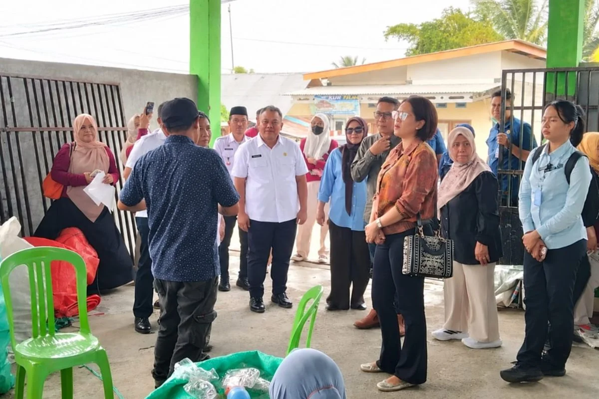 Kunjungi TPS3R Donggala, Istri Menteri LH Apresiasi Inovasi Tukar Sampah Plastik dengan Sembako