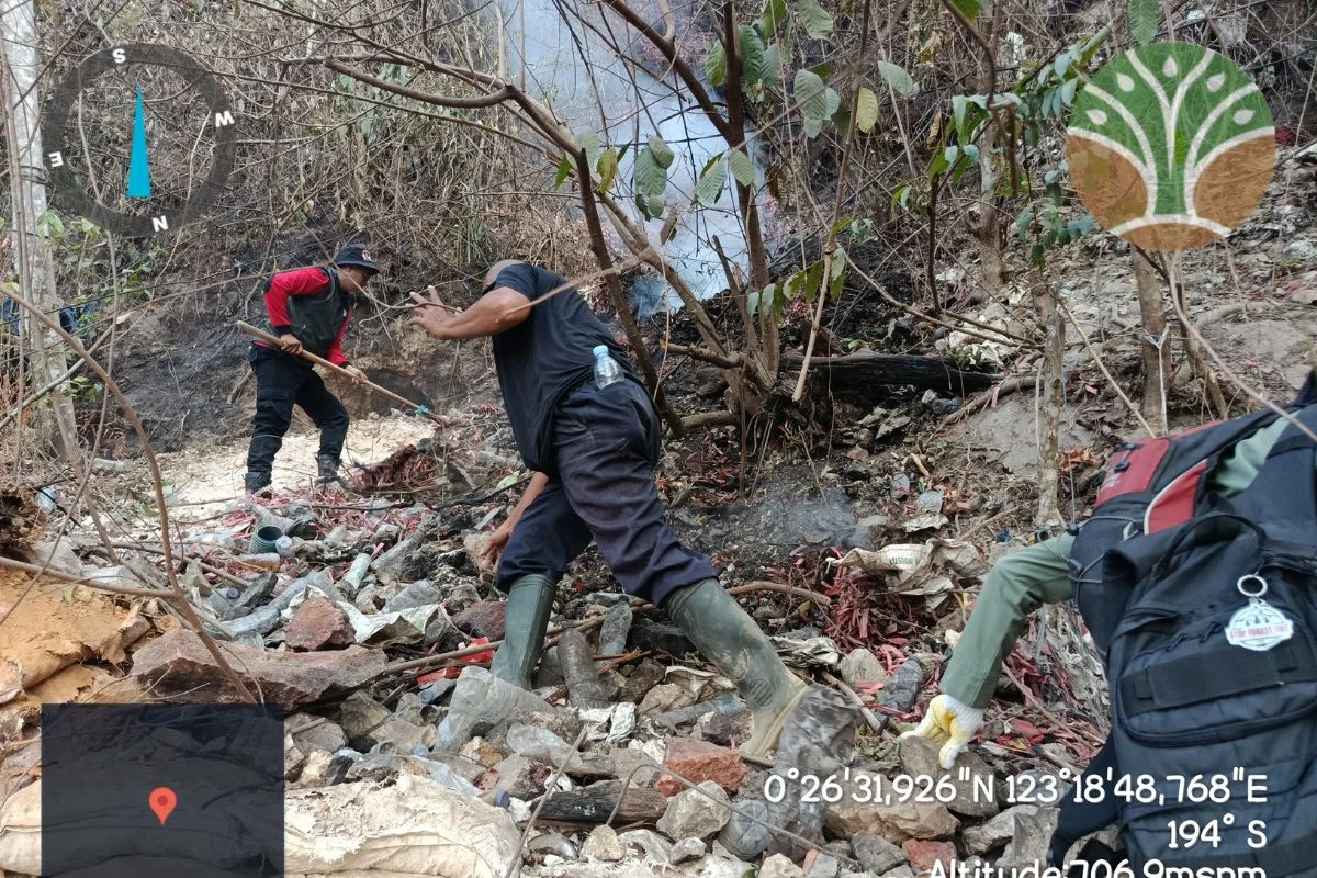 Foto: Proses pemadaman api oleh tim gabungan