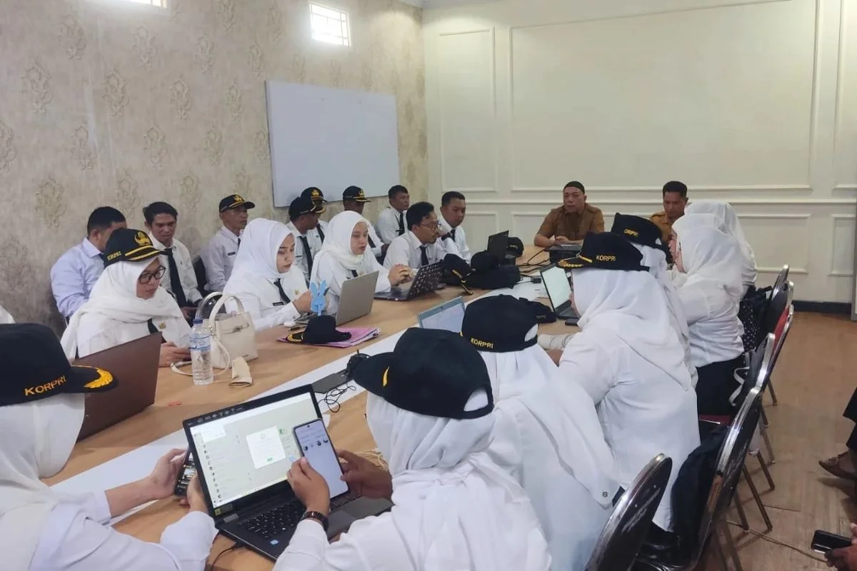 Foto: Sekretaris DLHK Gorontalo, Ferdi Adam saat memberikan arahan kepada para PPPK-PW DLHK Provinsi Gorontalo sebelum mengikut orientasi via zoom meeting