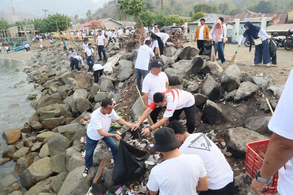Foto: Antusias peserta giat ASRI saat melakukan pembersihan di sepanjang pesisir kawasan PPI Inengo, Kabupaten Bone Bolango.