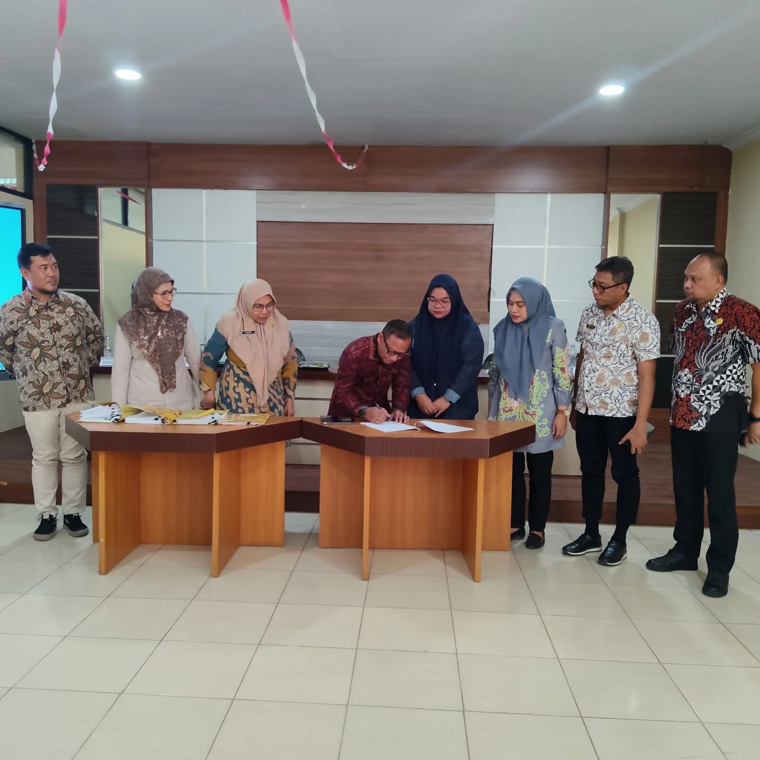 Kepala Dinas Kominfotik Provinsi Gorontalo Muhammad Trizal Entengo bersama Sekretaris Dinas dan jajaran Kepala Bidang menyaksikan penandatanganan perjanjian kerja PPPK-PW dilingkup Dinas Kominfotik. Kepala Dinas Kominfotik Provinsi Gorontalo Muhammad Trizal Entengo bersama Sekretaris Dinas dan jajaran Kepala Bidang menyaksikan penandatanganan perjanjian kerja PPPK-PW dilingkup Dinas Kominfotik.