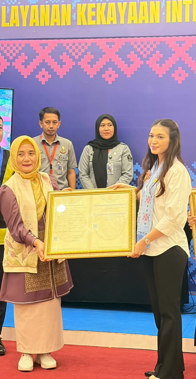Kadis PPPA-PMD Gorontalo Terima Hak Cipta SI YANA dari Ibu Wakil Presiden Selaku Pembina SERUNI KMP