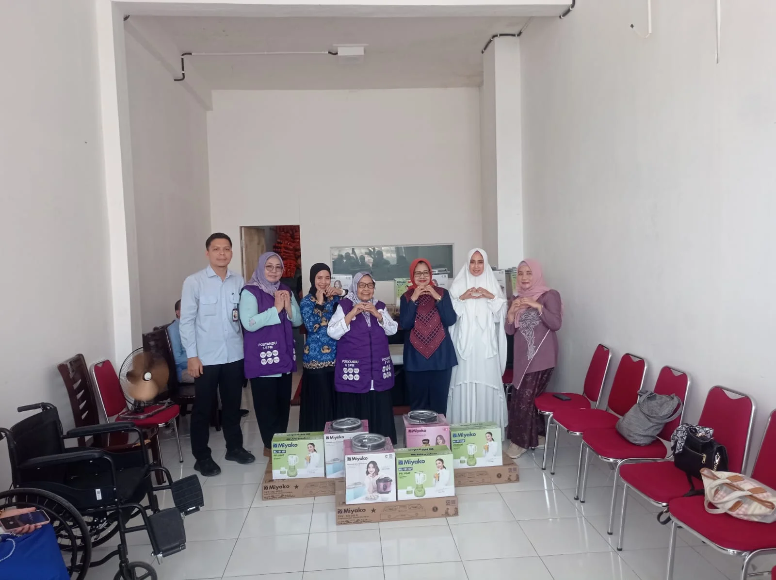 Kepala Dinas PPPA-PMD Dampingi Ketua Dekranasda Gorontalo Serahkan Hadiah Lomba Cipta Menu SERUNI