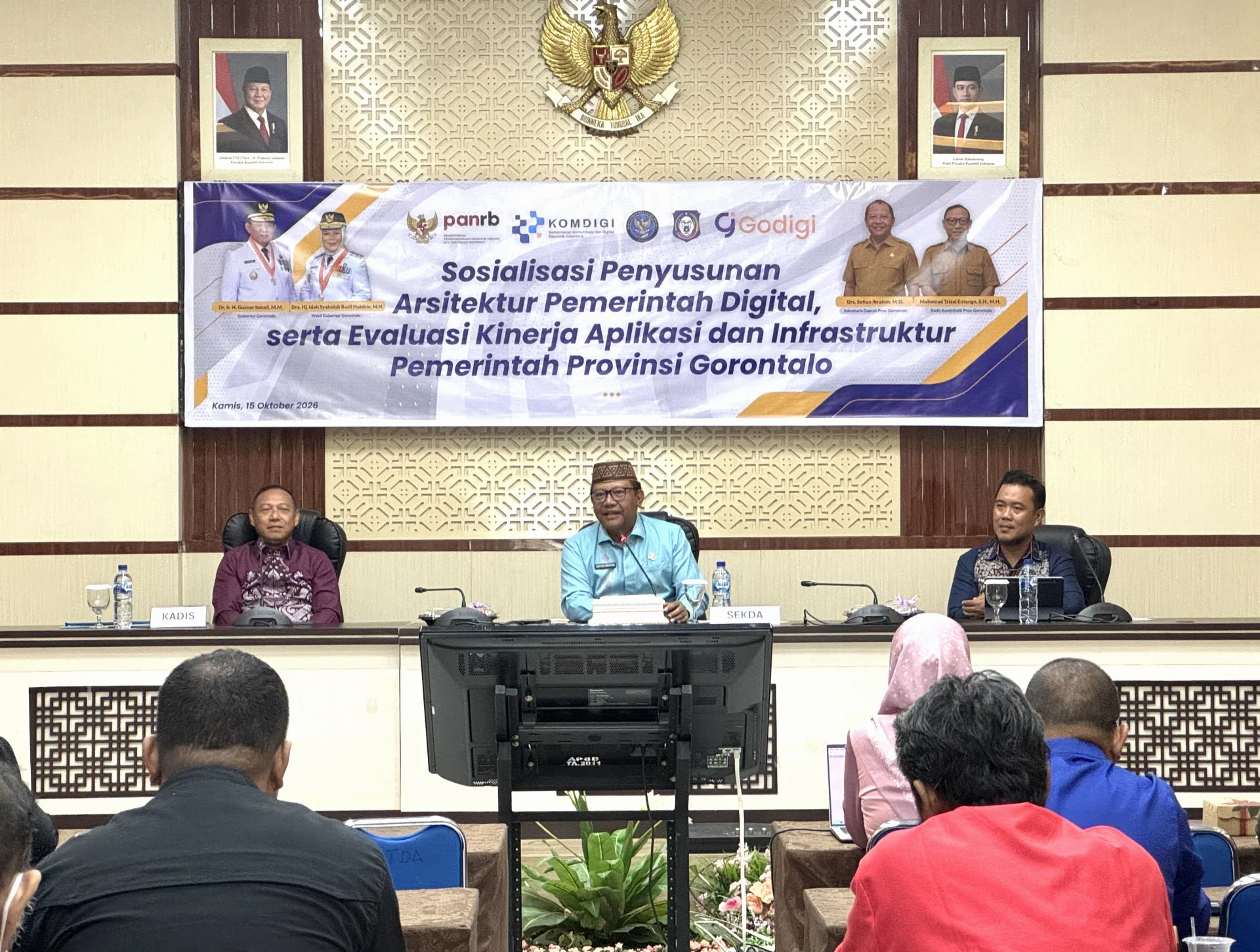 (Dari kiri) Kepala Diskominfotik Provinsi Gorontalo Trizal Entengo, Sekdaprov Sofian Ibrahim, Kabid E-Government Firto Nento, dalam acara pembukaan Sosialisasi Penyusunan Arsitektur Pemerintah Digital serta Evaluasi Kinerja Aplikasi dan Infrastruktur Pemerintah Digital, di Ruang Integritas Inspektorat Provinsi Gorontalo, Kamis (15/10/2026). (Dari kiri) Kepala Diskominfotik Provinsi Gorontalo Trizal Entengo, Sekdaprov Sofian Ibrahim, Kabid E-Government Firto Nento, dalam acara pembukaan Sosialisasi Penyusunan Arsitektur Pemerintah Digital serta Evaluasi Kinerja Aplikasi dan Infrastruktur Pemerintah Digital, di Ruang Integritas Inspektorat Provinsi Gorontalo, Kamis (15/10/2026).
